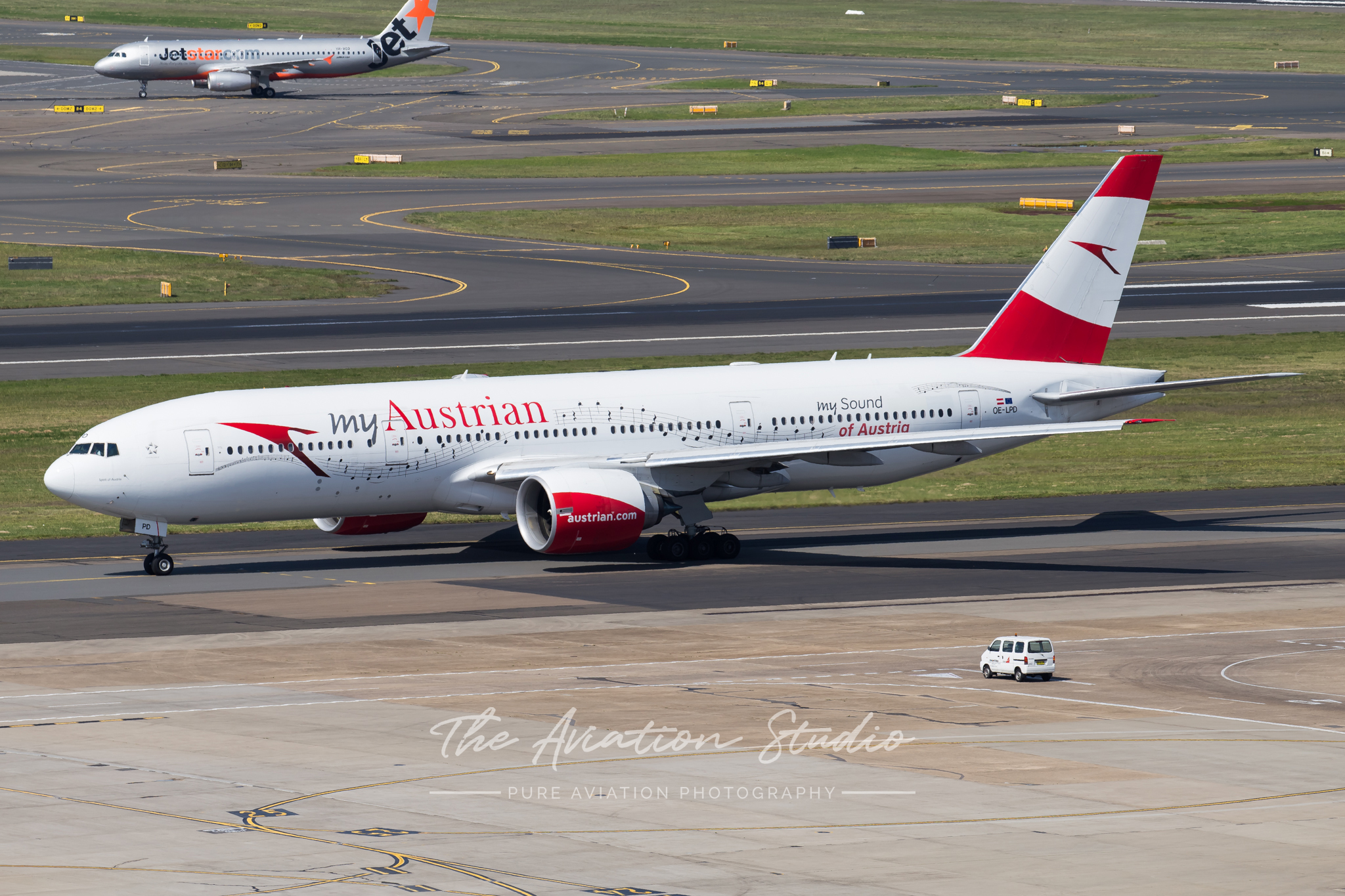 Austrian Airlines Boeing 777-200ER OE-LPD taxiing at Sydney (Image: Rory Delaney)