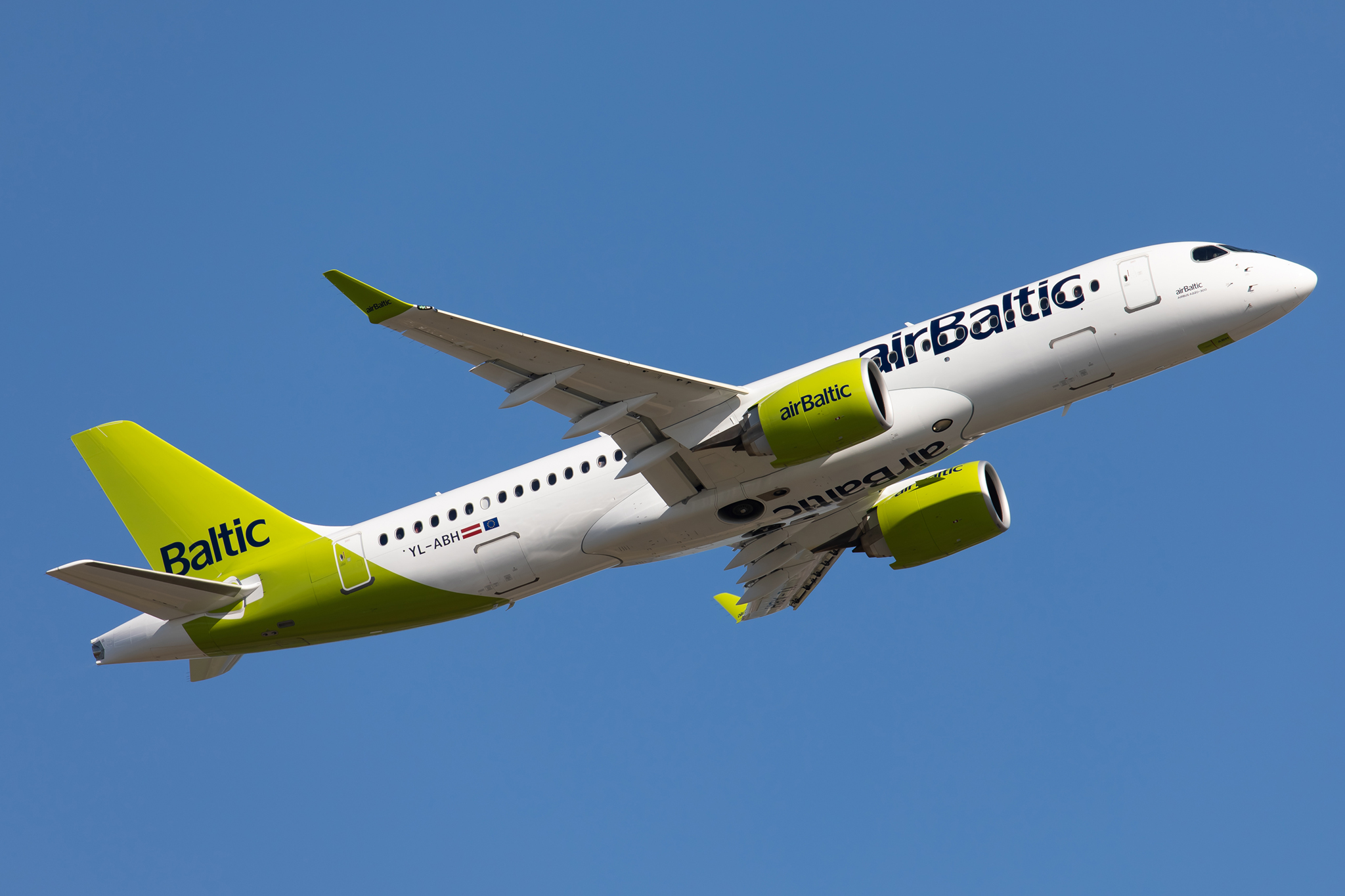 Air Baltic A220-300 YL-ABH departing Sydney (Photo: Rory Delaney)